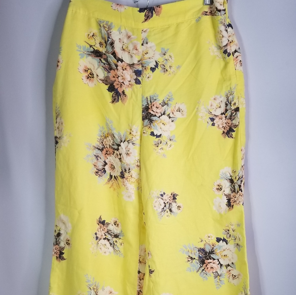 Feather bone by amtropologie  yellow floral SIZE 6
